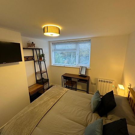Modern 1 Bed Apartment With Car Parking Bitton Kültér fotó