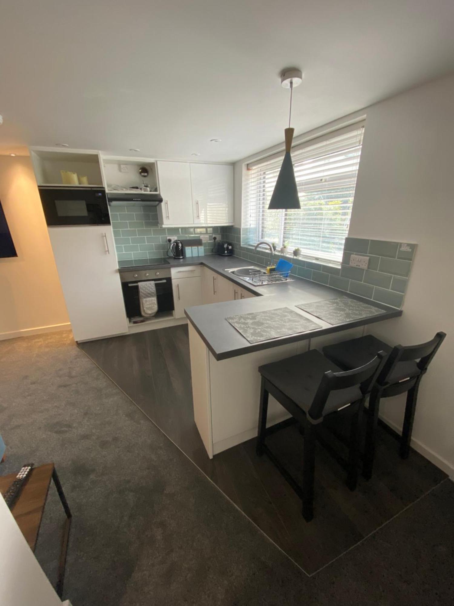 Modern 1 Bed Apartment With Car Parking Bitton Kültér fotó